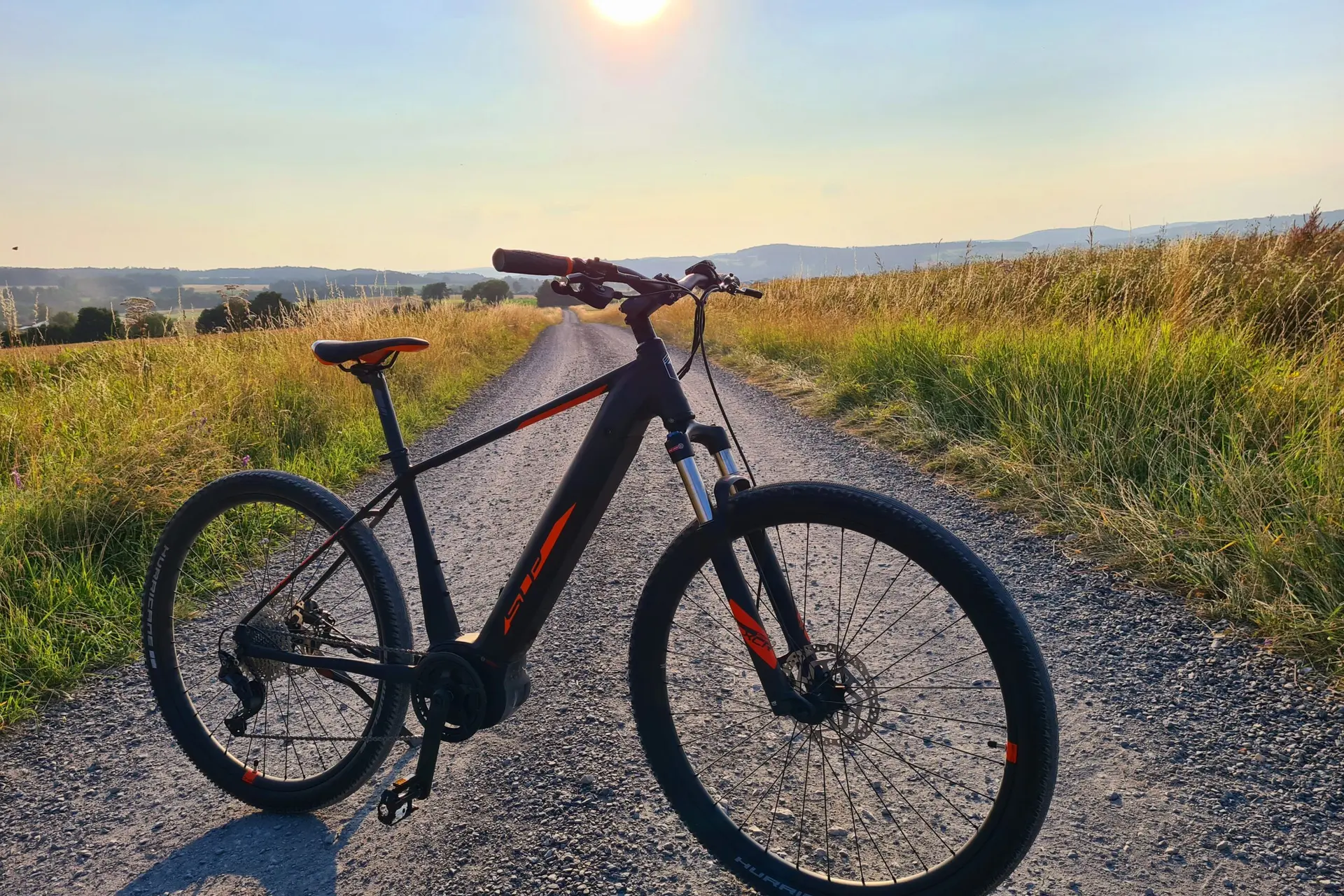 E-Bike auf einem Feldweg im Frankenwald bei Sonnenaufgang