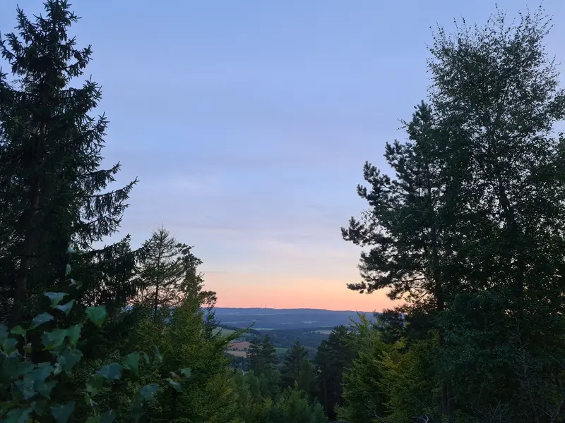Blick über die Hügel des Frankenwalds im Abendlicht