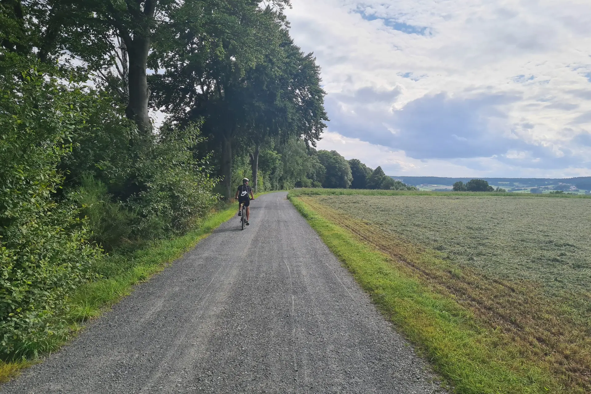 Radfahrer auf einem Weg im Frankenwald