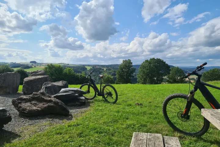 Rastplatz mit E-Bikes und weitem Blick über die Landschaft des Frankenwalds